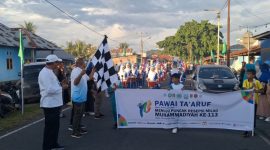 Wakil Bupati Halut melepas pawai Ta'aruf menuju puncak Milad Muhammadiyah ke-113.(foto/Chalo)
