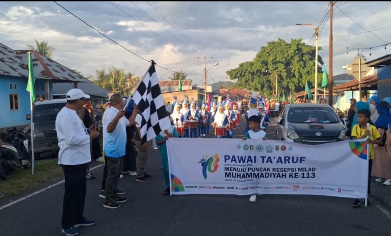 Wakil Bupati Halut melepas pawai Ta'aruf menuju puncak Milad Muhammadiyah ke-113.(foto/Chalo)
