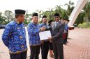 Setelah upacara HUT Kopri ke-54, wakil Bupati memberikan penghargaan kepada beberapa pimpinan OPD.(foto/humas) 