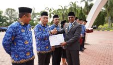 Setelah upacara HUT Kopri ke-54, wakil Bupati memberikan penghargaan kepada beberapa pimpinan OPD.(foto/humas) 
