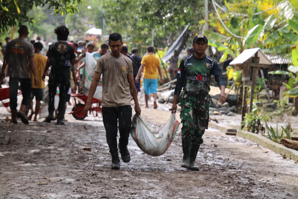 Ditengah Lumpur Dan Hujan, Satgas Banjir-Longsor Bertarung Selamatkan Desa Doitia