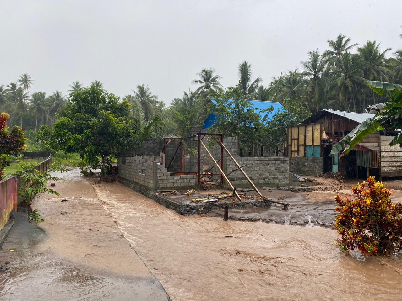 Hujan Tak Henti, Satgas Di Desa Doitia Kerja Di Bawah Tekanan Cuaca Ekstrem