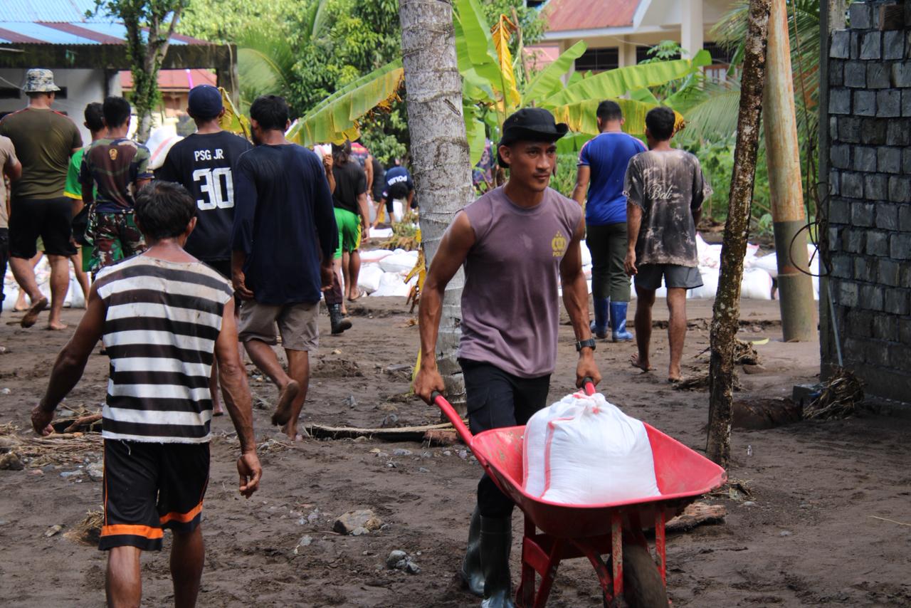 Usai Banjir, Satgas Bencana Forkopimda hingga Relawan Bahu-Membahu Pulihkan Desa Doitia