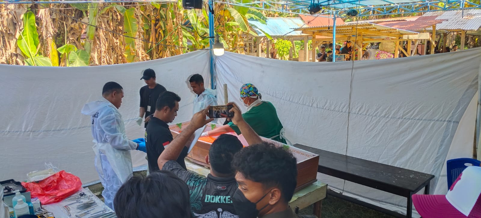 Tim Forensik Mabes Polri Dan Polres Halut Autopsi Jenaza Santi