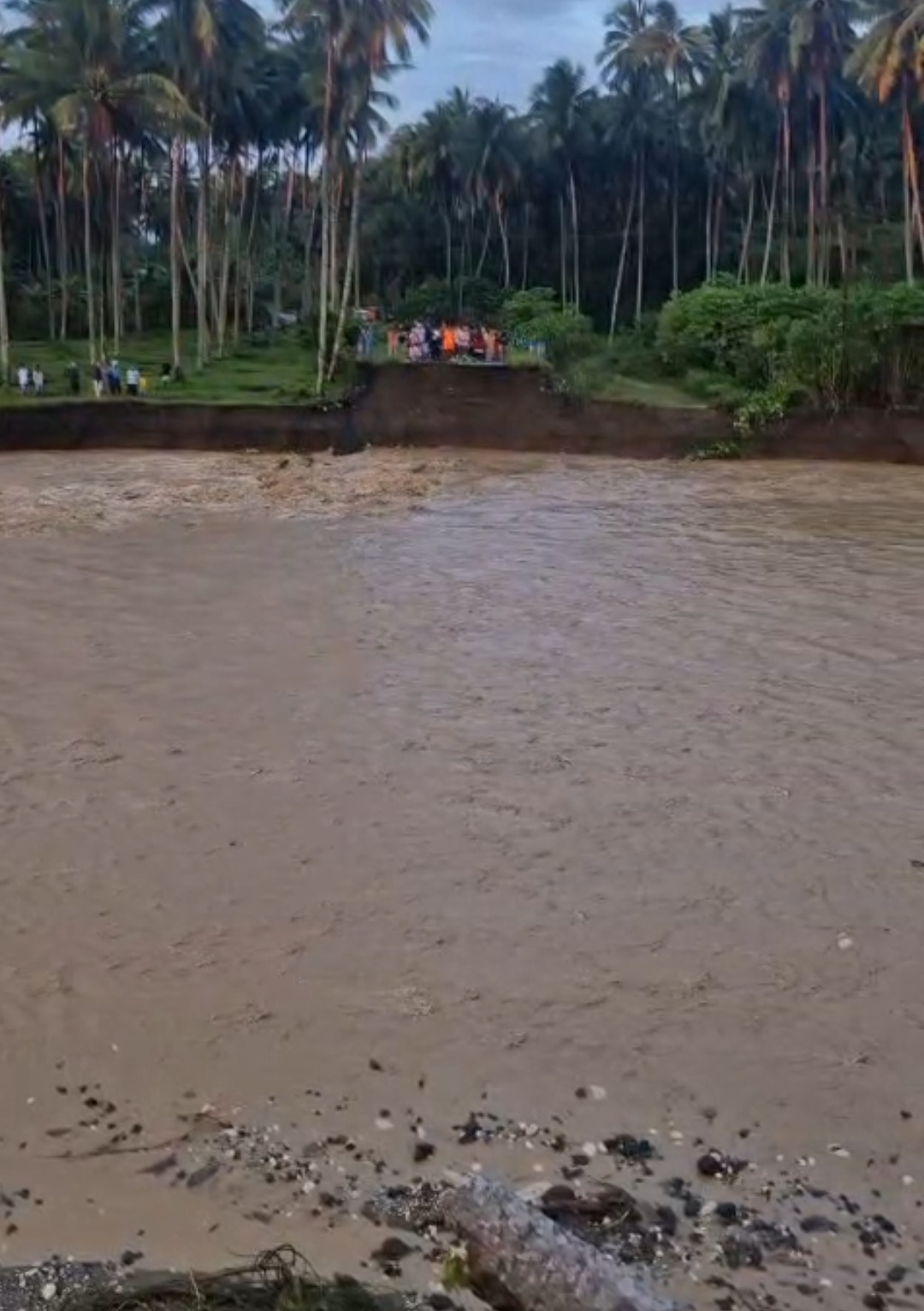 Kali Aru Meluap, Jembatan Penghubung 2 Kecamatan Di Halut Putus, Aktivitas Masyarakat Lupuh