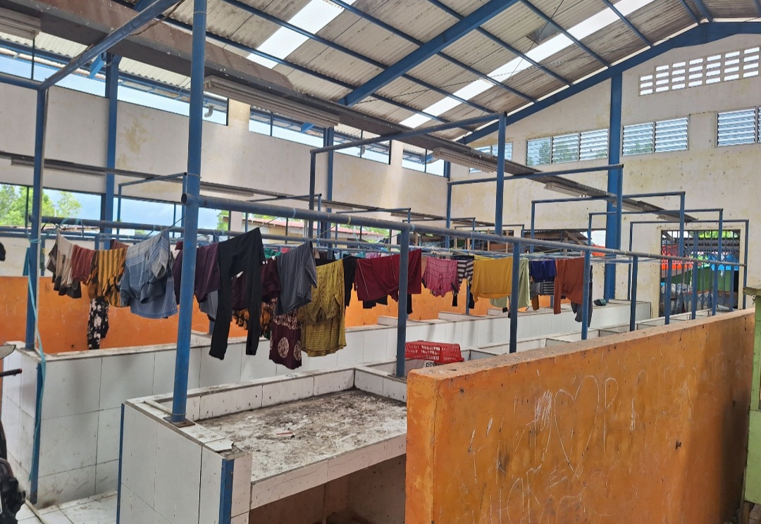 Pasar Inpres Rawajaya Jadi Tempat ‘Jemuran Pakaian’, Pedagang : Ini Proyek Mubazir