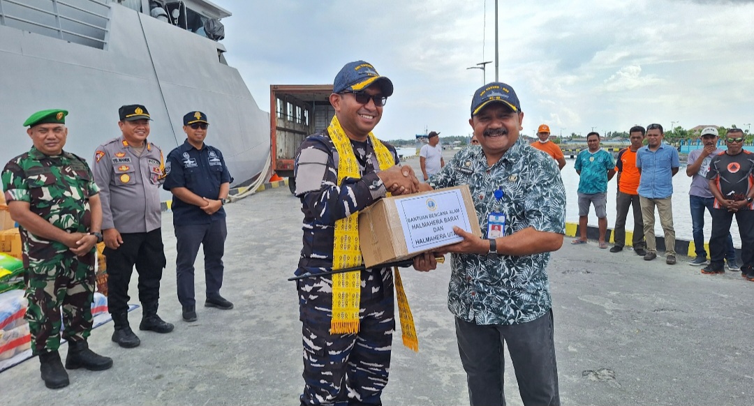 KRI TATIHU-853 Salurkan Bantuan Sembako Untuk Korban Bencana Di Halmahera Utara