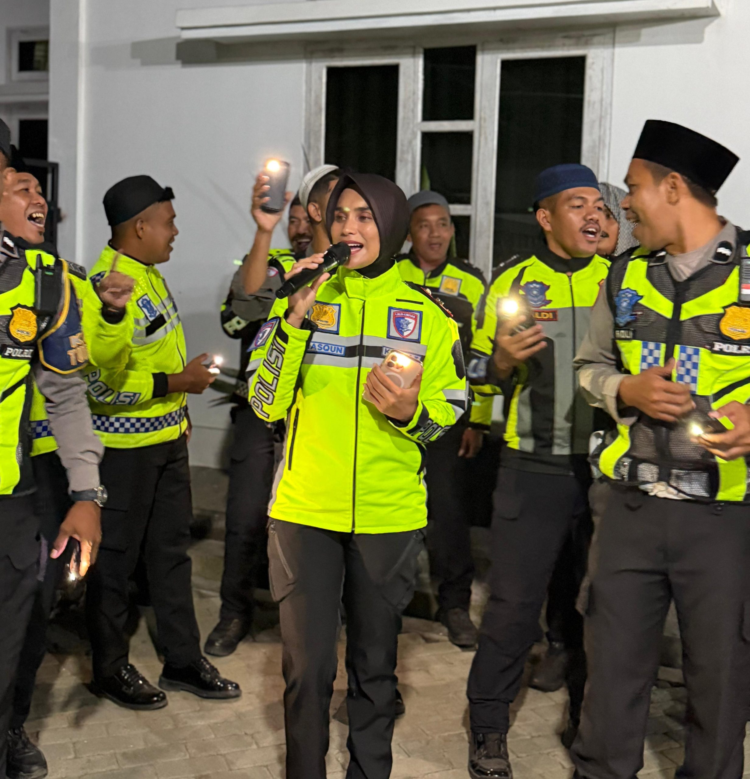 Satlantas Polres Halteng Turun Bangunkan Warga Lewat Gendang Sahur, Pererat Kedekatan Polisi dan Masyarakat