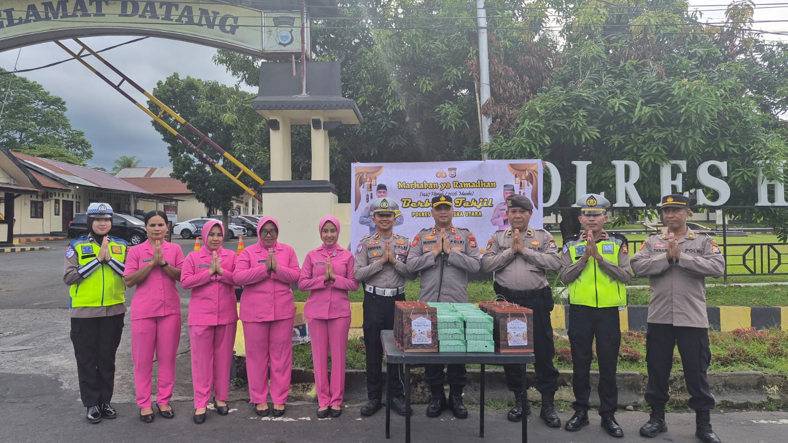 Jelang Berbuka, Kapolres Halut Dan Bhayangkari Sapa Pengendara Dengan Takjil Dan Imbauan Tertib Lalulintas