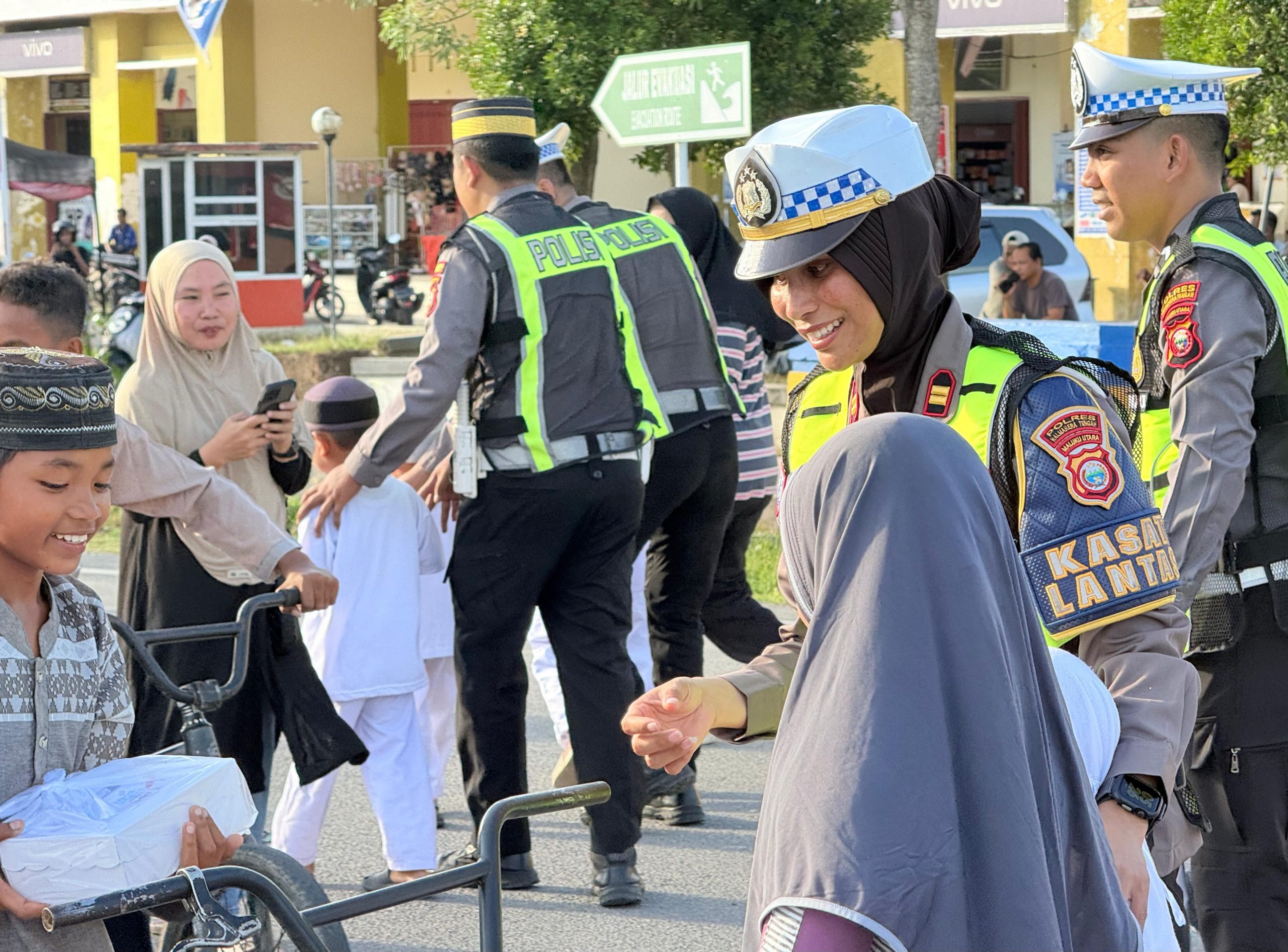 Humanis Di Bulan Ramadhan, Satlantas Halteng Gandeng Anak PAUD Bagi Takjil Dan Edukasi Pengendara
