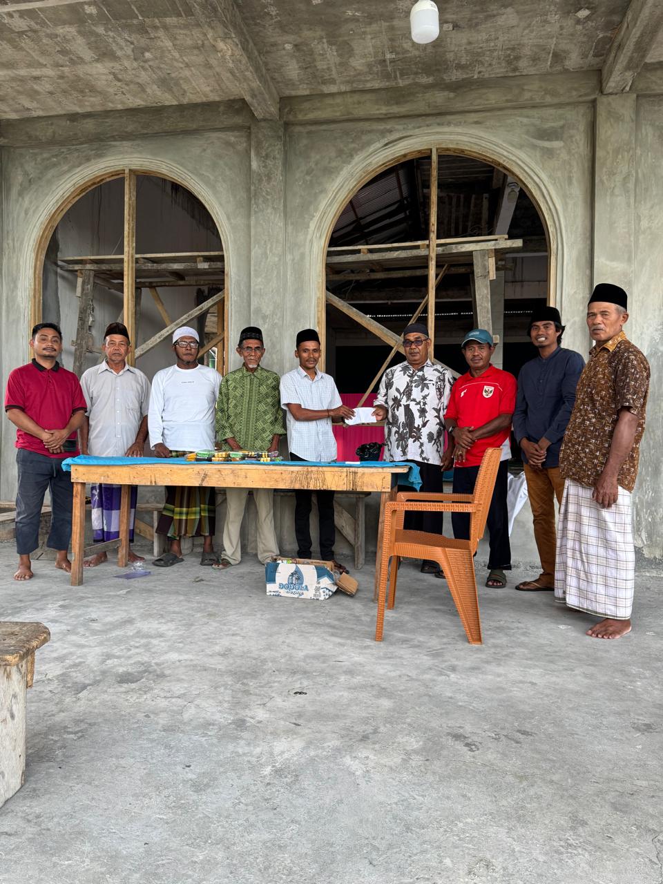 Ramadhan Jadi Momentum Kepedulian, Anggota DPRD Halut Fahmi Musa Salurkan Bantuan Untuk Pembangunan Masjid Di Desa Toweka