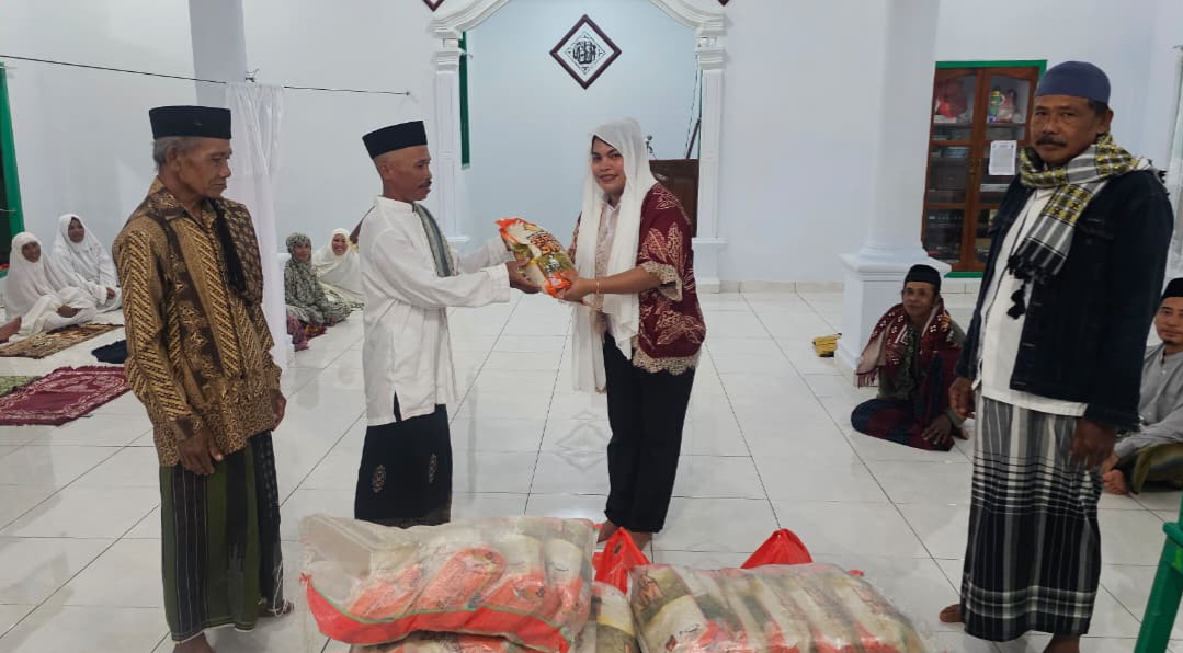 Semangat Ramadan, Legislator PSI Halut, Mariane Priska Tadjibu Berbagi Takjil Dan Sembako Di Masjid Baiturrahman Trans Hero