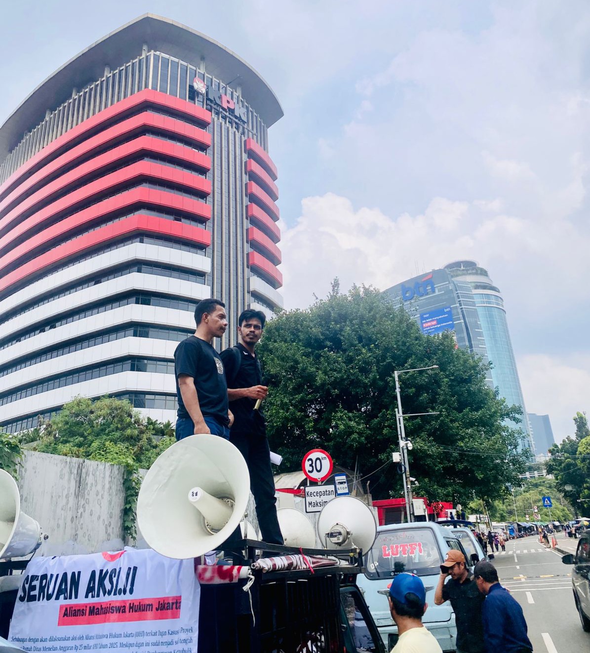 Mahasiswa Hukum ‘Kepung’ Gedung KPK, Desak Gubernur Kaltim Segera Di Periksa Dugaan Korupsi Rumah Dinas Dan Mobil Mewah