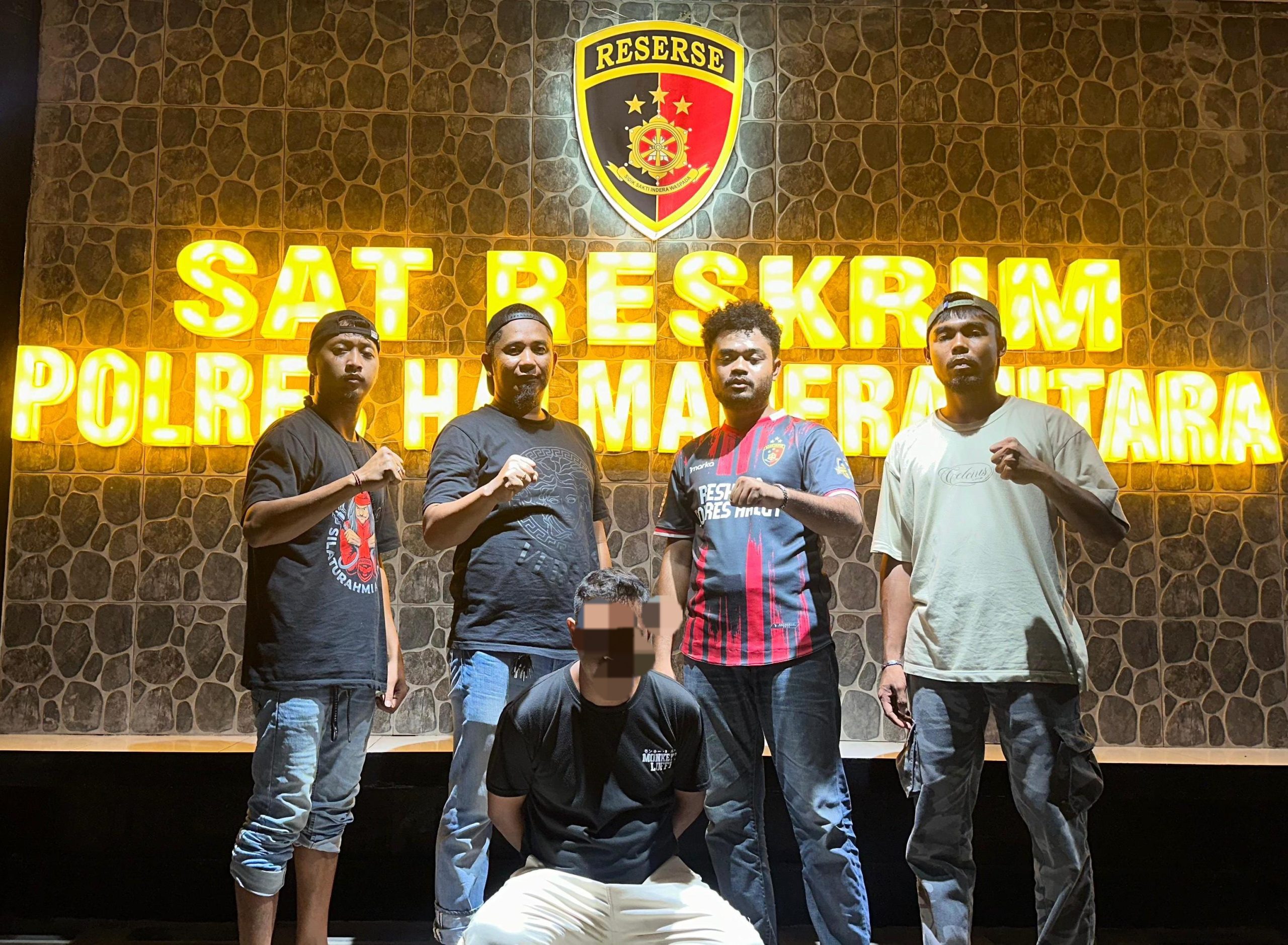 Diburu Tanpa Ampun, Pelaku Penganiayaan Di Desa Gosoma Lari Lintas Desa, Tumbang Di Balik Tembok Pagar 