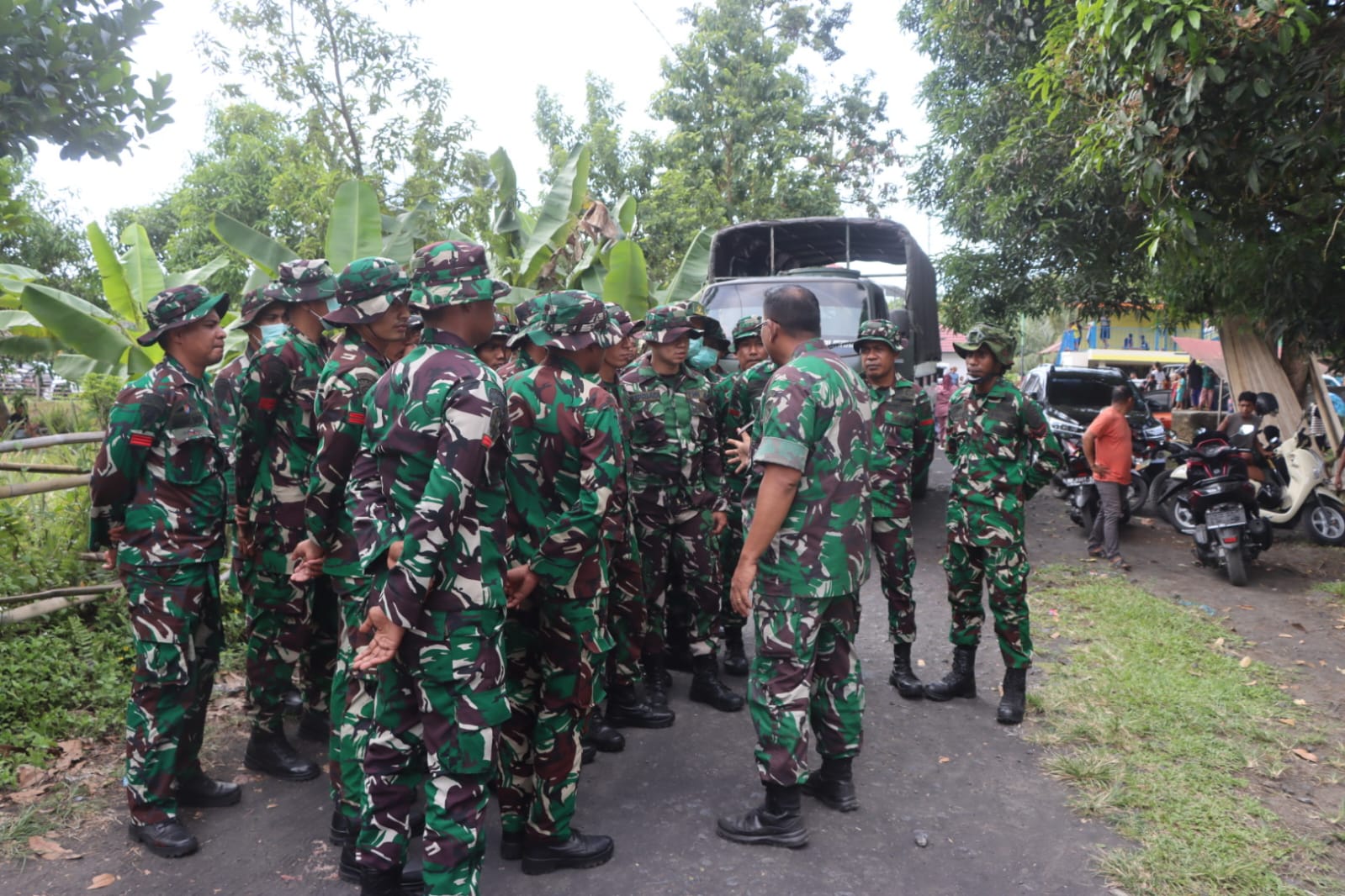 Dandim 1508/Tobelo Pimpin Langsung Personil TNI Evakuasi Korban Erupsi Gunung Dukono
