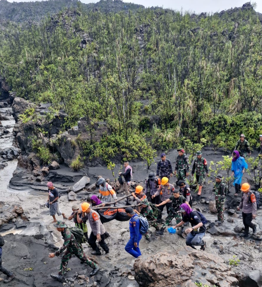 Erupsi Dukono Memakan Korban, Pendaki Asal WNI Ditemukan Tewas Dekat Kawah, Tim SAR Masih Pencarian 2 WNA Singapura