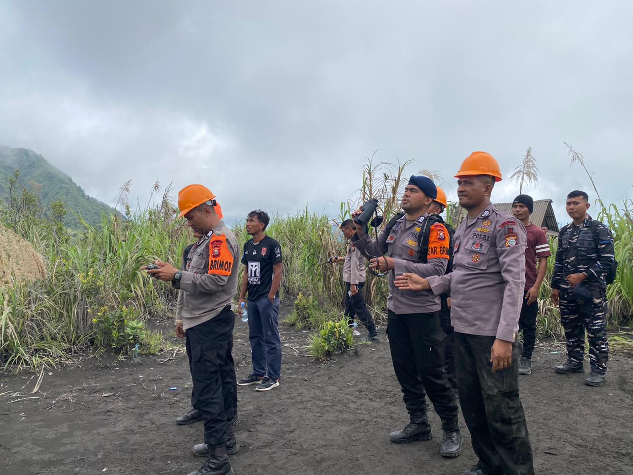 Drone Thermal Brimob ‘Bongkar’ Titik Korban Di Bibir Kawah Dukono, Tim SAR Berhasil Evakuasi Jenaza Pendaki WNI