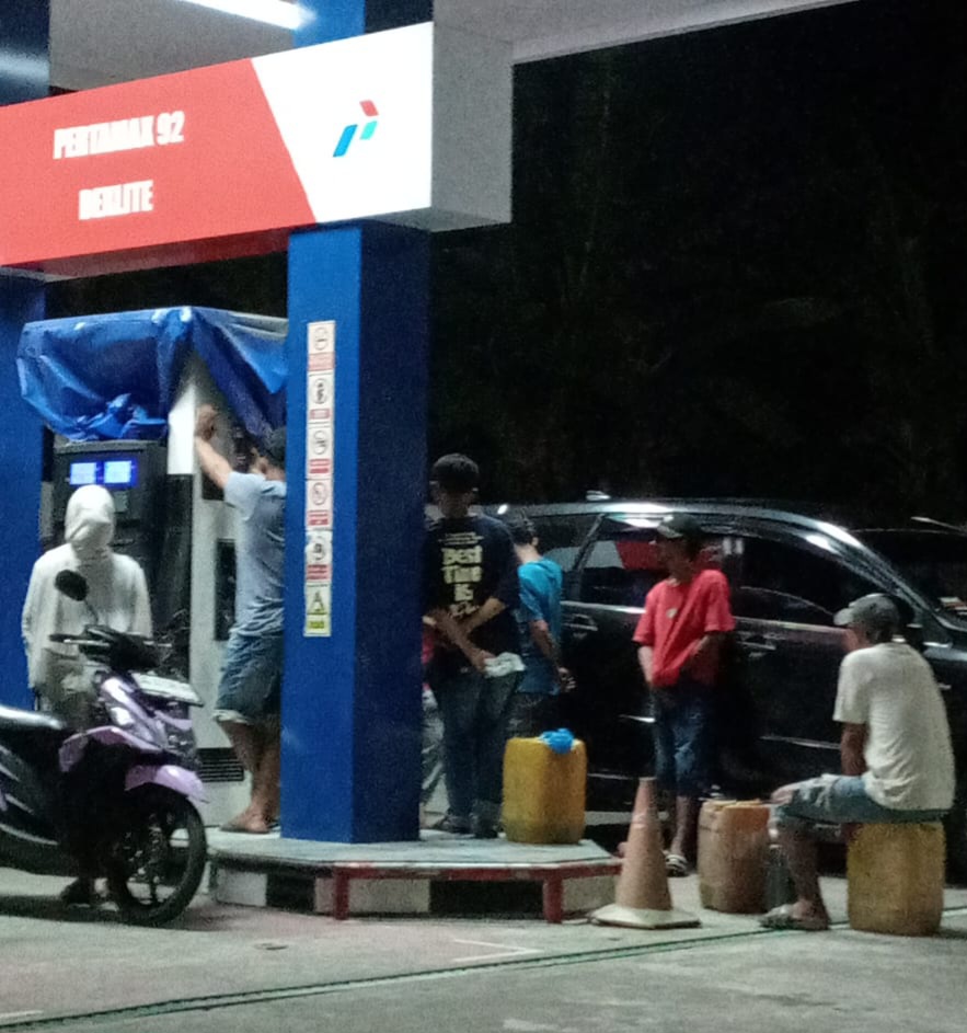 Warga Kehabisan BBM, Galon Bebas Mengisi, Pelayanan Pertashop Di Desa Seki Dipertanyakan