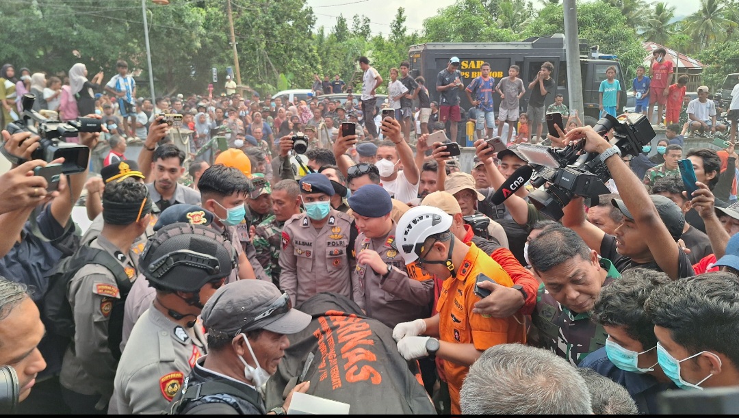 Pangdam Pattimura Hadiri Proses Evakuasi Korban Pendaki Yang Tewas Di Puncak Dukono