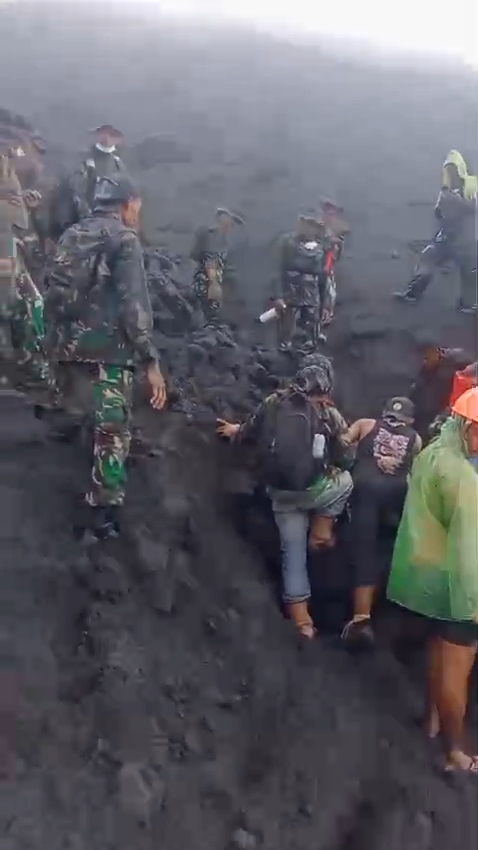 2 WNA Singapura Korban Erupsi Gunung Dokono Berhasil Di Temukan Tim SAR Gabungan