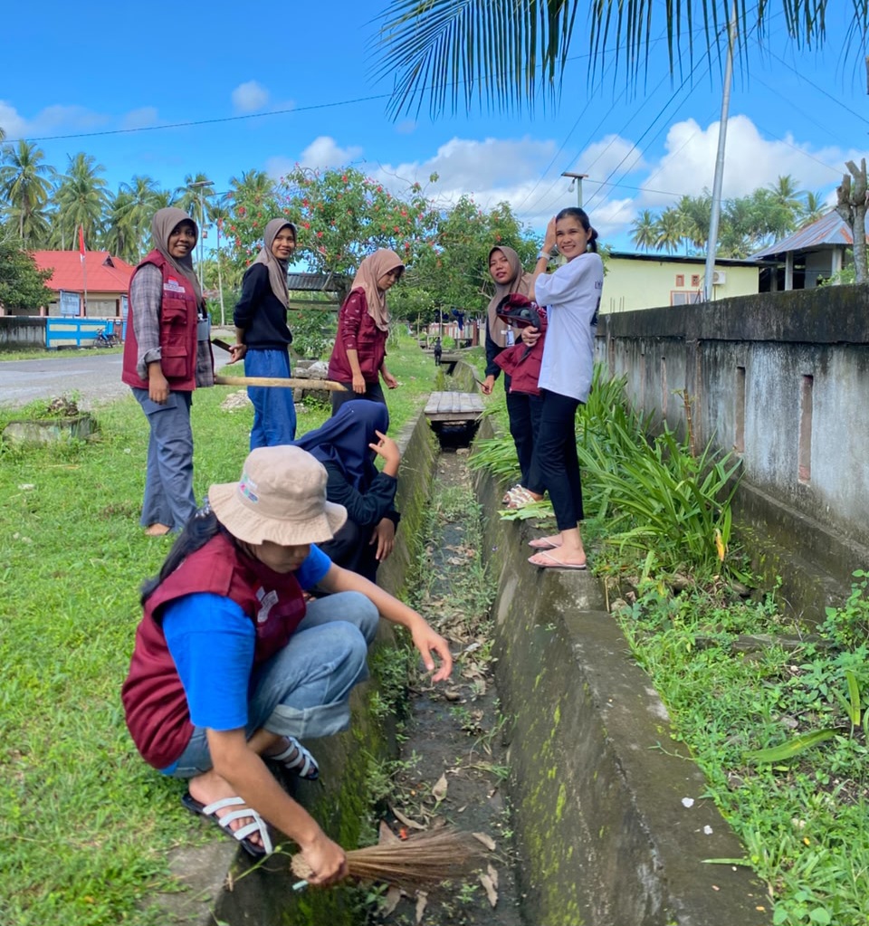 Mahasiswa KKSD UMMU Dan Pemdes Tului Bersinergi Bersihkan Saluran air, Cegah Banjir Saat Musim Hujan