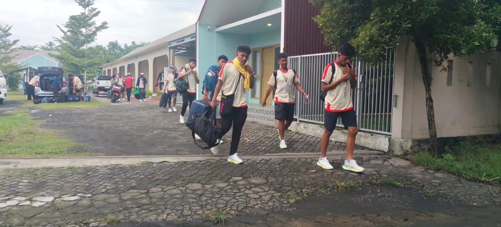 Memalukan, Kontingen Kota Ternate Terlantar Saat Tiba Di Halut, Dua Jam Menunggu Tanpa Kepastian Tempat Menginap