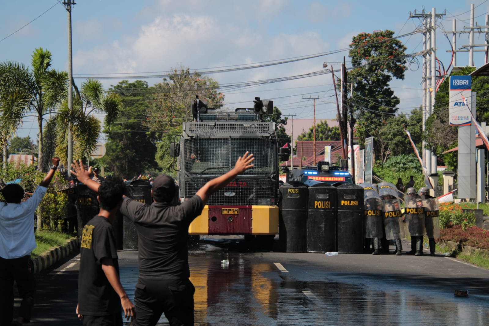 Polres Halut Dan Brimob Gelar Simulasi Penanganan Aksi Unjuk Rasa, Asah Kesiapsiagaan Personil Hadapi Situasi Kontinjenis