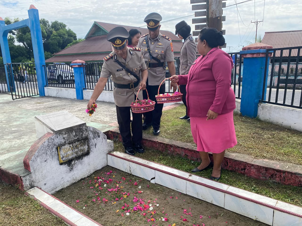 HUT Bhayangkara Ke-80 Polres Halut Gelar Ziarah Dan Tabur Bunga Di TMP Yasin Gamsungi