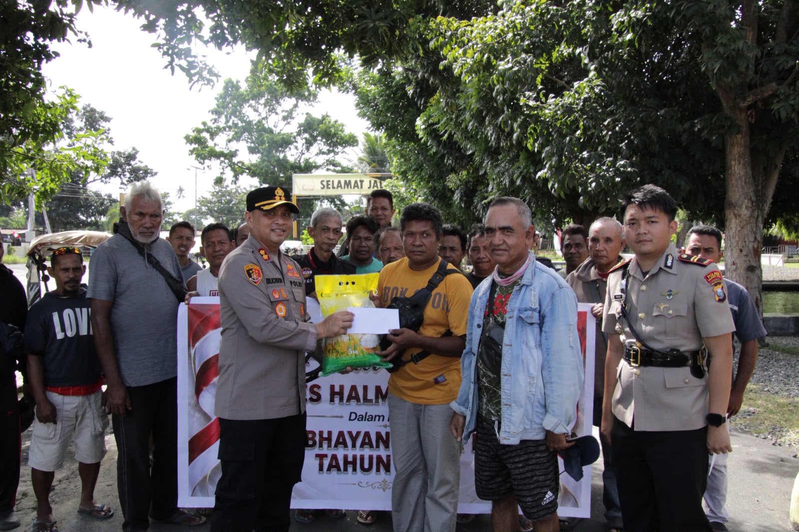 Sambut HUT Bhayangkara Ke-80, Polres Halut Salurkan Bansos Untuk Pengemudi Bentor, Wujud Kepedulian Kepasa Masyarakat