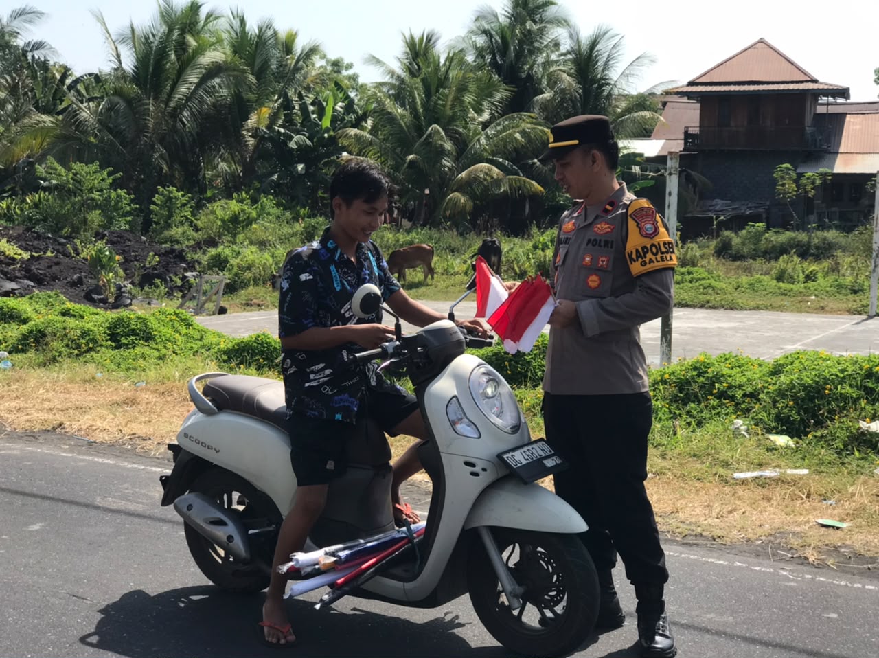 Semarak HUT RI Ke-81, Polsek Galela Bagikan Bendera Gratis Untuk Pengendara