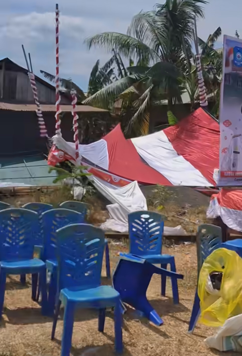 Detik-Detik Puting Beliung Obrak-Abrik Lokasi Upacara HUT RI Ke-81 Di Galela Barat