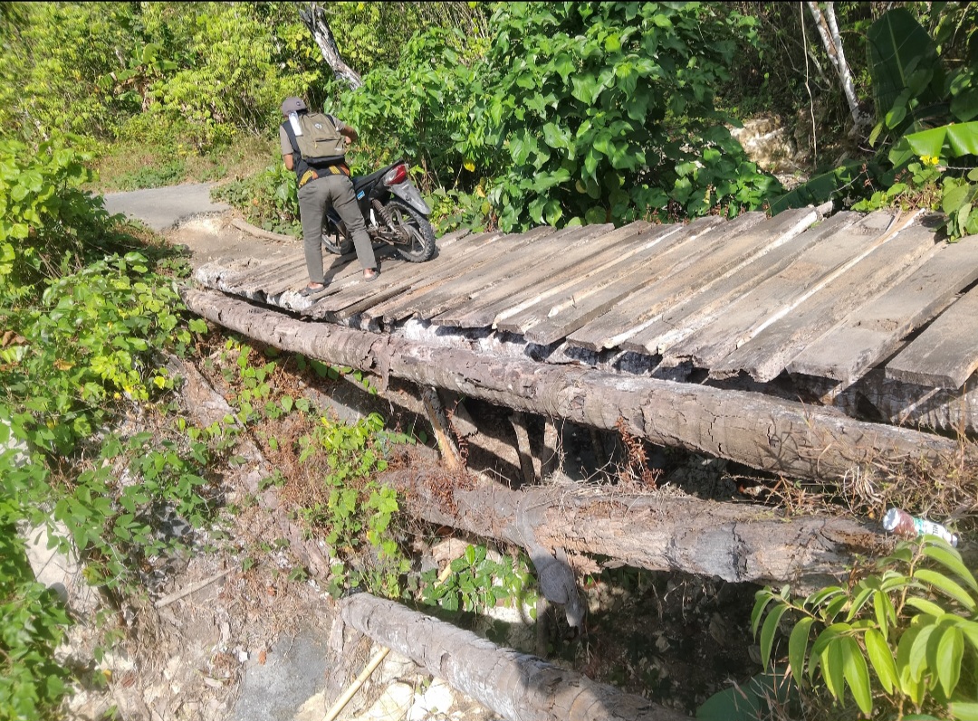 Jembatan Penghubung Dama-Cera Rusak, Warga Menjerit, Camat Loloda Kepulauan Dituding Lebih Banyak Di Tobelo