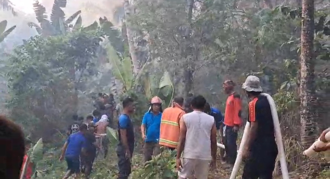 Galela Diliputi Asap Tebal, Kebakaran Lahan 20 Hektare Ancam Permukiman Desa Pune