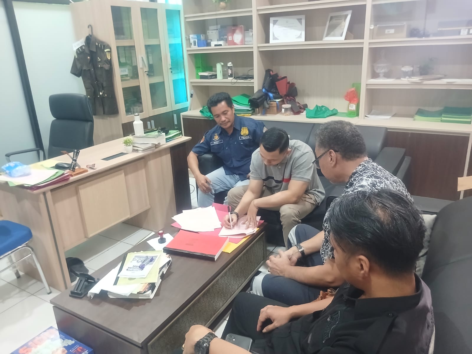 Dugaan Pengancaman Pakai Pistol, Polisi Limpahkan MH Dan Barang Bukti Ke Kejari Halut