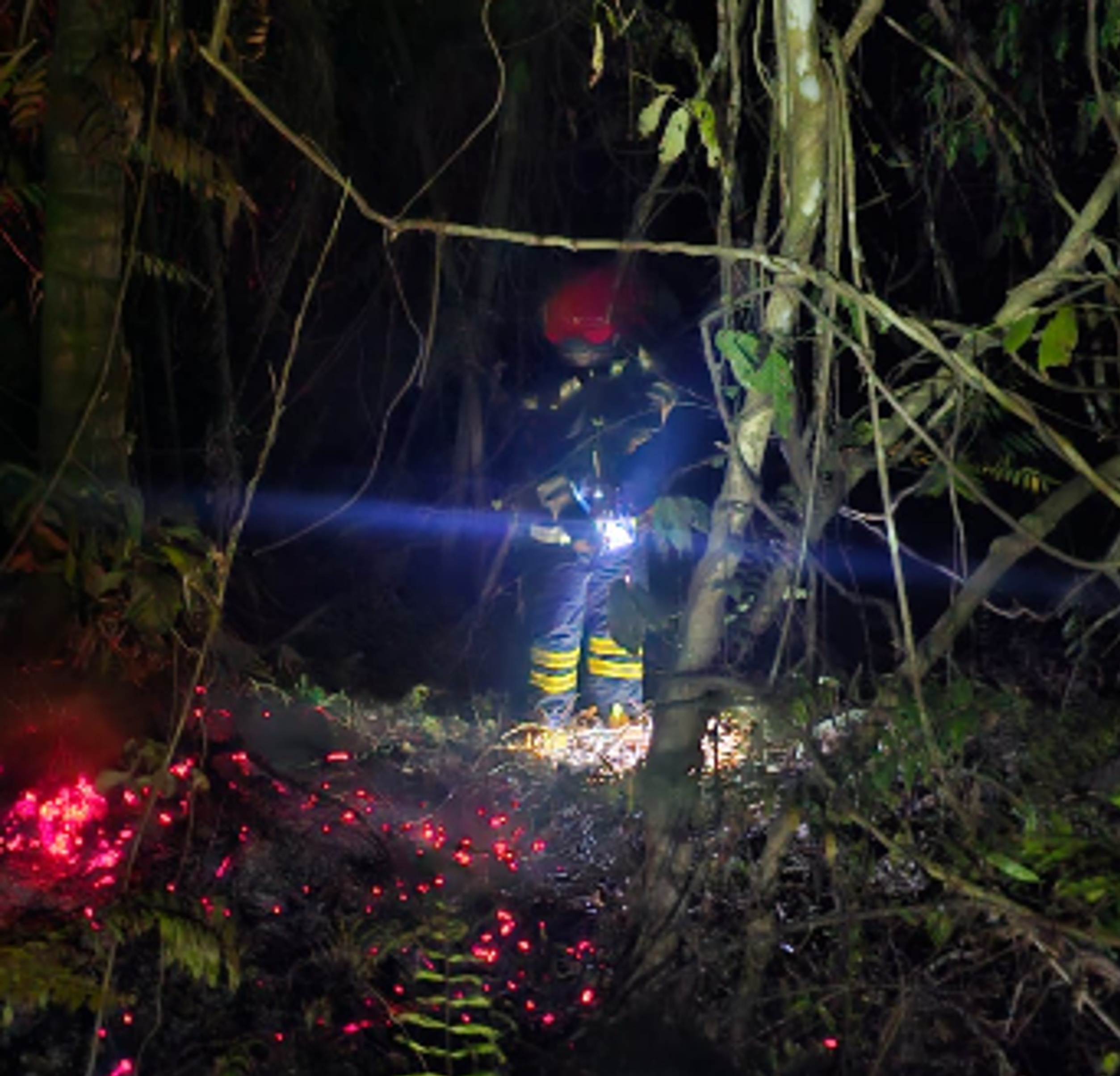 Pemdes Kawasi Koordinasikan Pemadaman Kebakaran Lahan di Dekat Sungai Akelamo