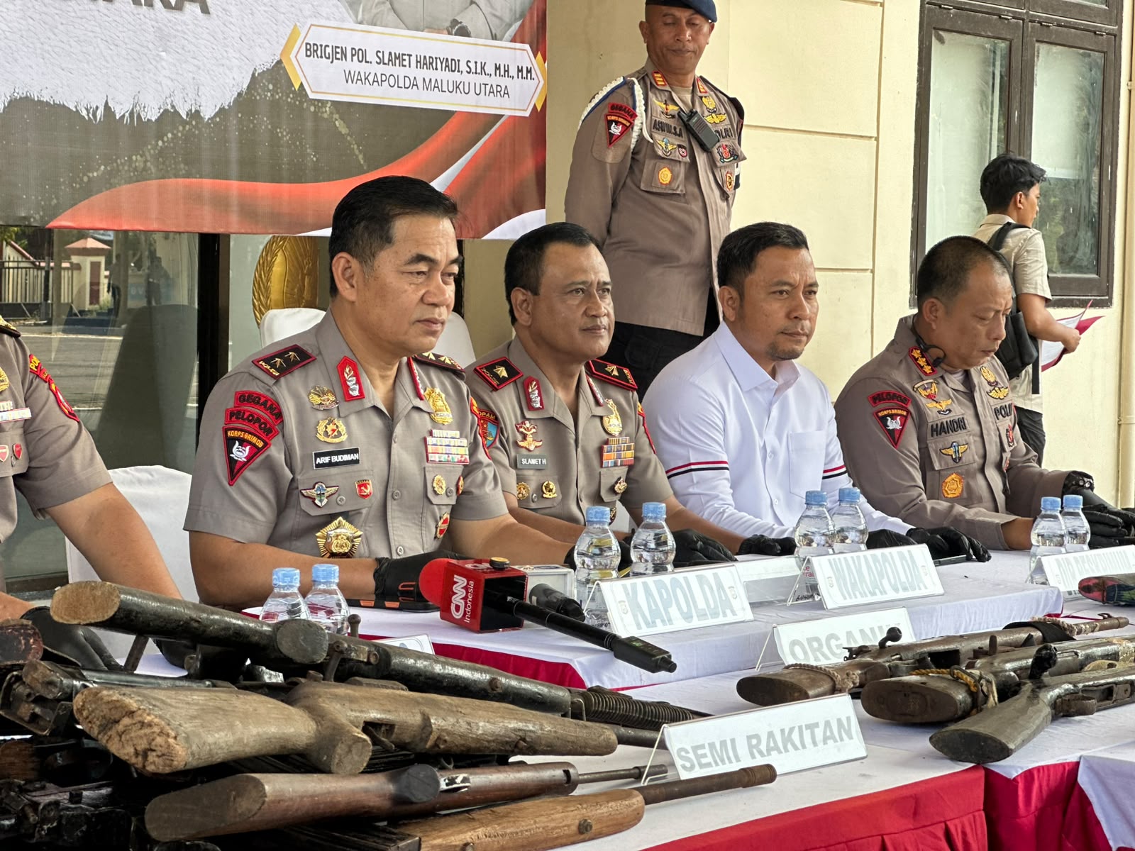 Warga Serahkan 32 Senpi Dan 358 Amunisi Ke Polda Malut