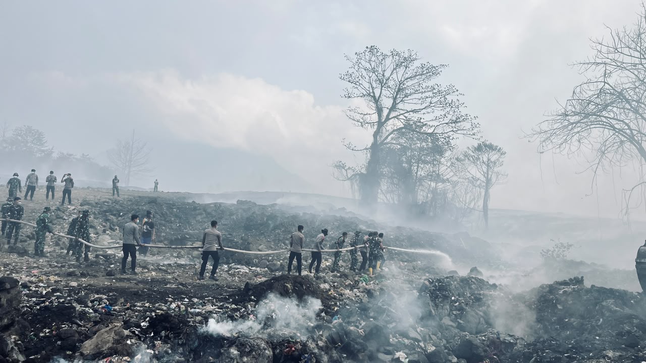 Cegah Api Kembali Berkobar, Polres Ternate Dan Tim Gabungan Lakukan Pendinginan TPA Takome