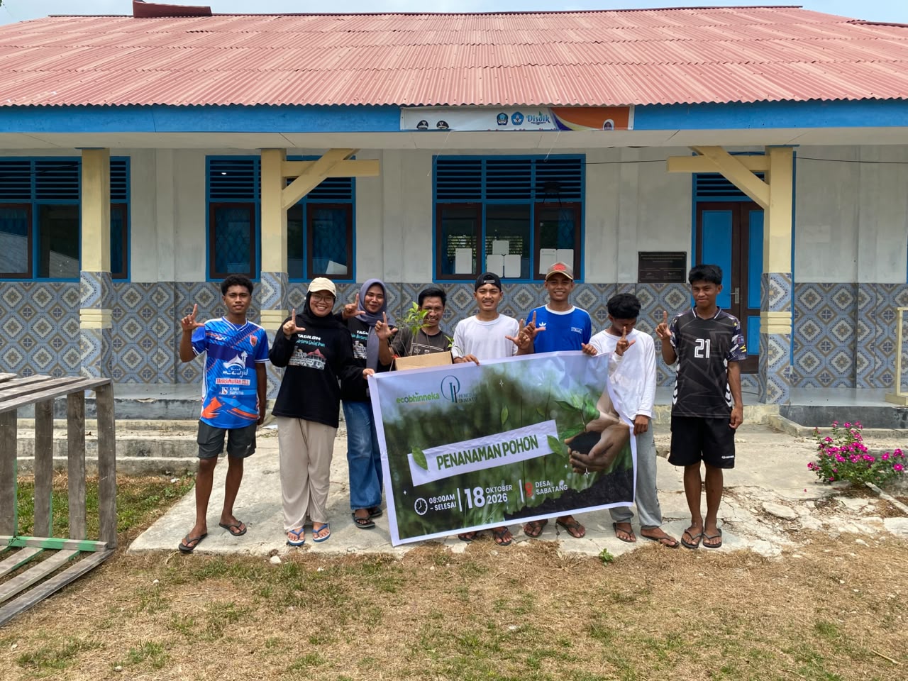 Eco Bhinneka Gelar Penanaman pohon Bersama Pemuda Desa Sabatang Bacan Timur