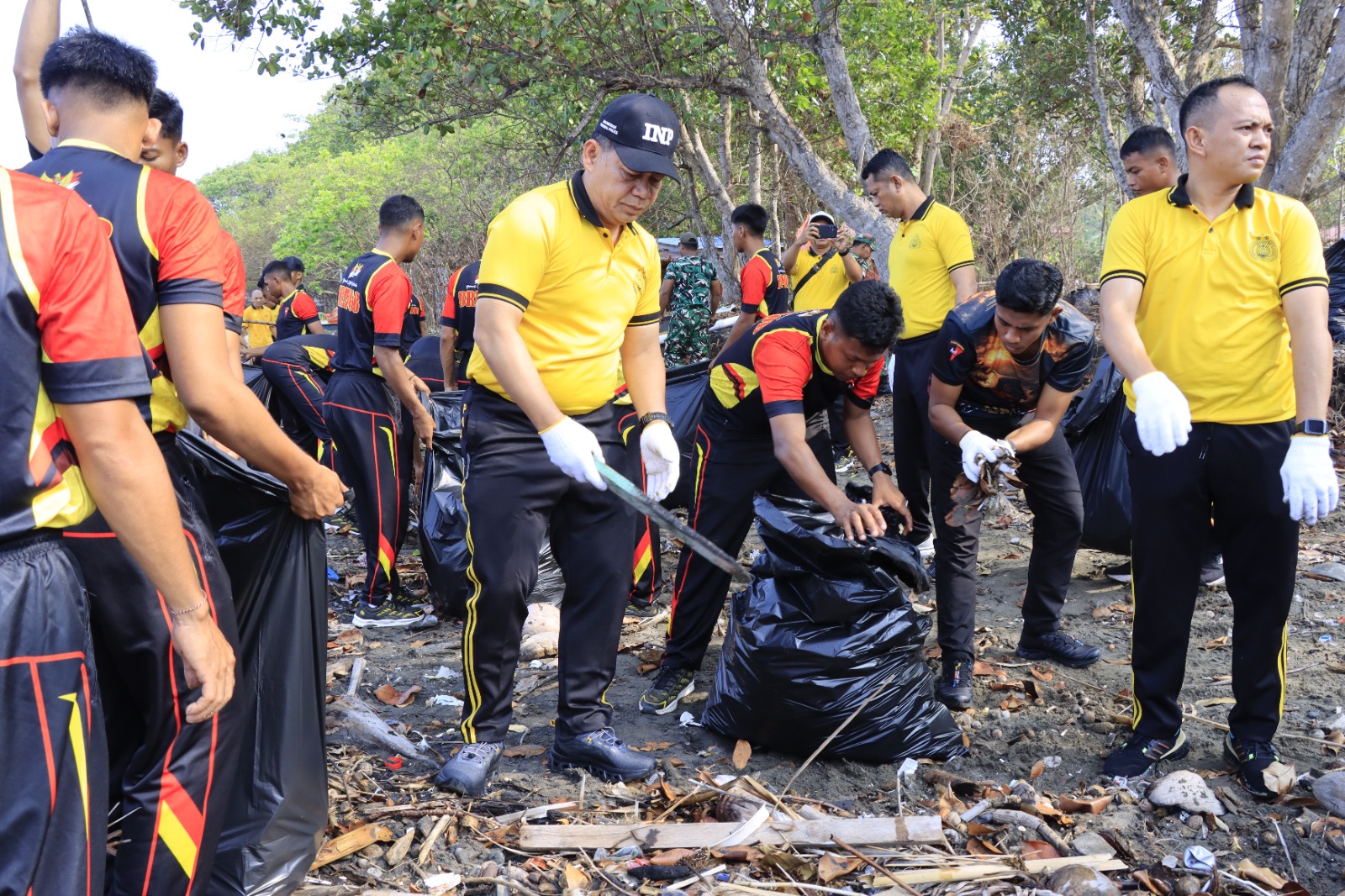 Tingkatkan Kepedulian Lingkungan, Kapolda Maluku Utara Ajak Masyarakat Jaga Pesisir Melalui ‘Green Policing’