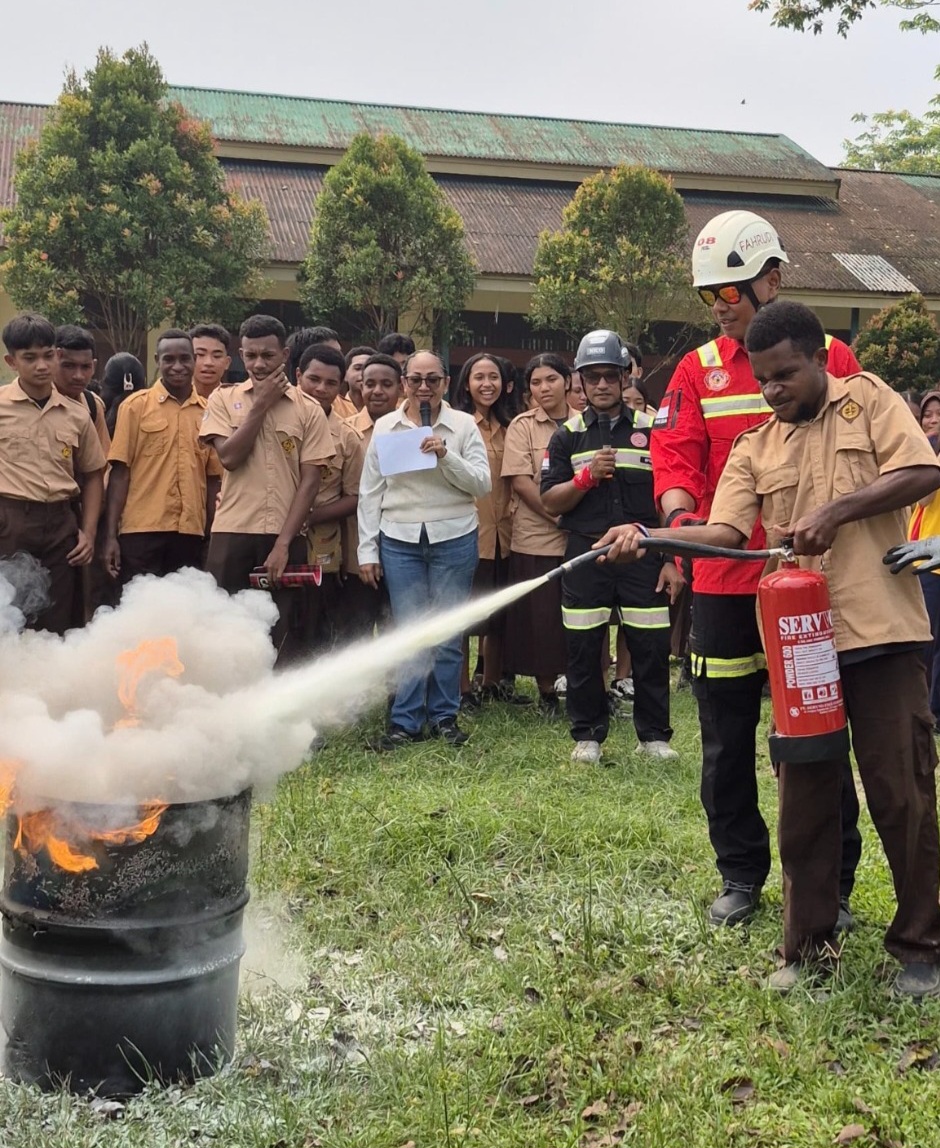 ERT NHM Edukasi Siswa SMA N 1 Mimika Tentang Penggunaan APAR Dalam Program Rescuer Goes To School